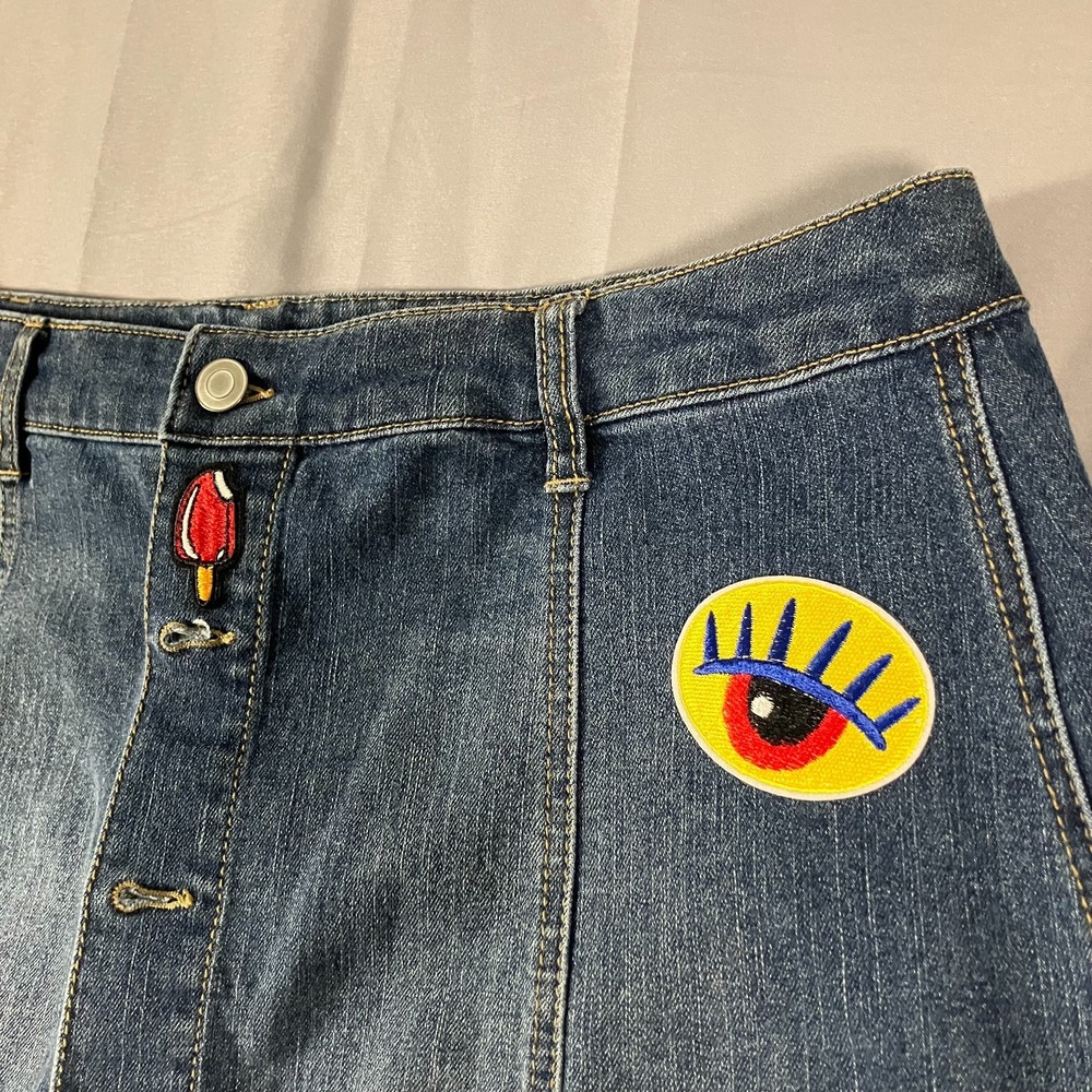 A-Line Denim Skirt Women's Size 14 Button Front Patches Embroidered 90s Y2K - Picture 2 of 15